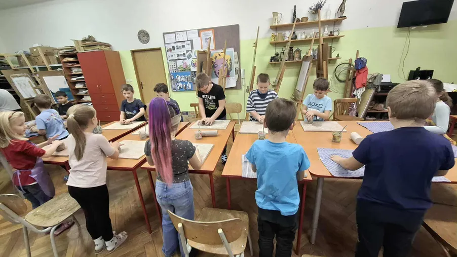 Druháci v keramické dílně na ZUŠ